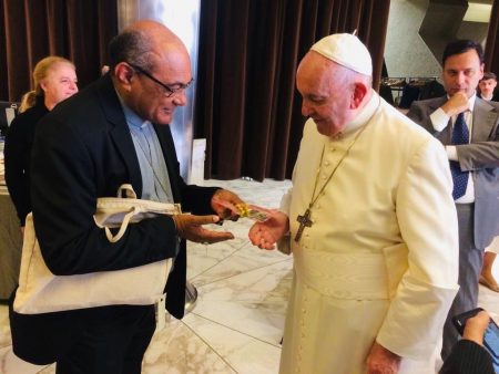 Arcebispo de Palmas entrega terço de Capim Dourado ao Papa Francisco e destaca a cultura Tocantinense