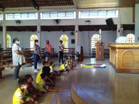 Crianças da Paróquia Santo Antônio do Aureny III rezam pelos Bispos e pela Igreja em Assembleia da CNBB