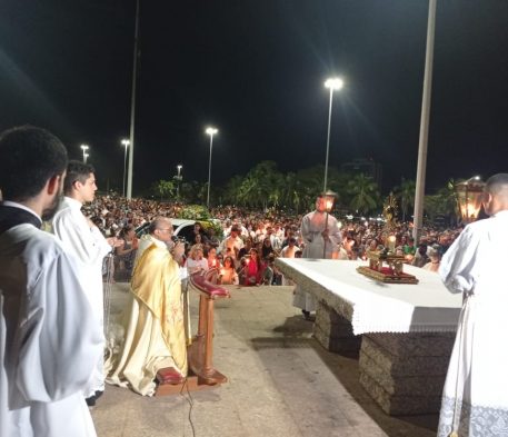 Missa de Corpus Christi reúne mais de 2 mil pessoas na Praça dos Girassóis