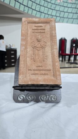 Tijolo da Porta Santa da Basílica de São Pedro - Foto Arquidiocese de Palmas.